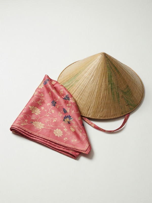 Set nón lá và khăn lụa Việt Nam